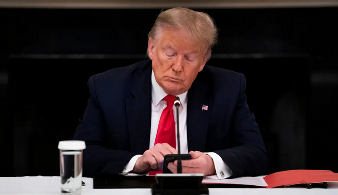 Nom : trump.png
Affichages : 881
Taille : 319,8 Ko